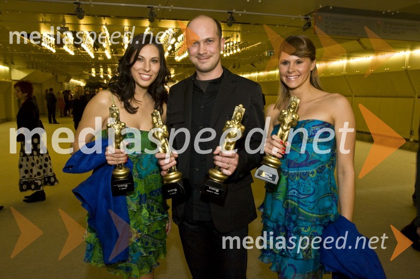 Valentina Lacovich, Igor Gajič, režiser in ko-scenarist oddaje As ti tud not padu, in Teja Perjet, ustvarjalci oddaje As ti tud' not paduViktorji 2008, druženje pred dvorano