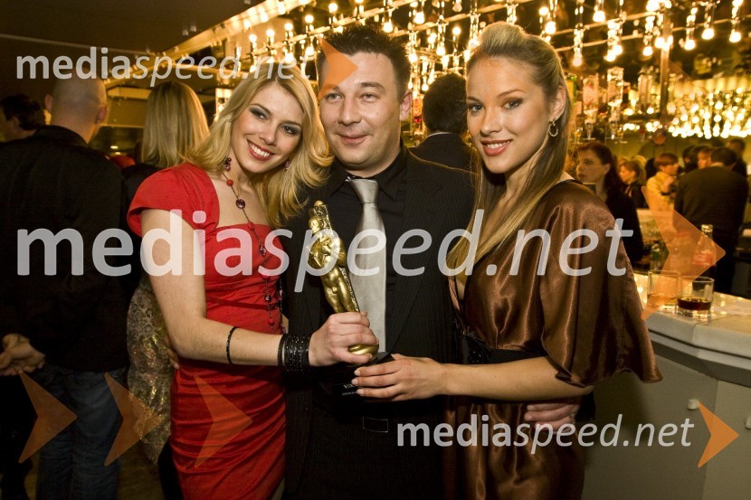 Meri Verbnjak, manekenka, Sebastian Artič (Žan Ljubljanski), lastnik Čarli TV in Golica TV in Katarina Jurkovič, manekenka (z Viktorjem popularnosti za najboljšo lokalno oz. kabelsko TV)Viktorji 2008, druženje pred dvorano