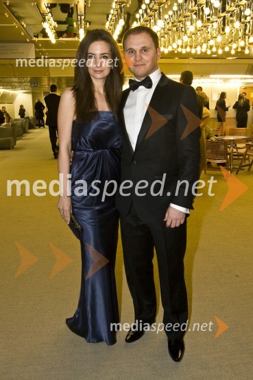 Matej Raščan, direktor in lastnik podjetja Rašica Point d.o.o. in podjetja Delo revije, d.d. ter njegova zaročenka Marija Pandrc, izvršna direktorica Rašice  	 
Viktorji 2008, druženje pred dvorano