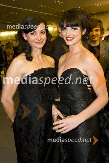 Simona Belle, služba za stike z javnostmi MGL in Ana Dolinar, igralkaViktorji 2008, druženje pred dvorano