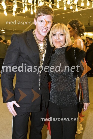 Erik Ferfolja, pevec, novinar in maneken in Barbara Jermann, urednica revije LadyViktorji 2008, druženje pred dvorano