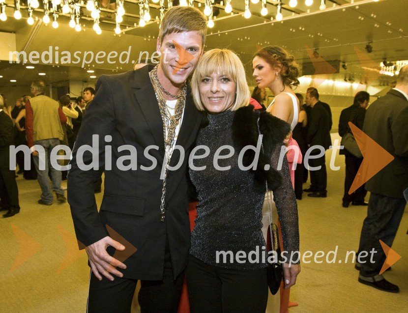 Erik Ferfolja, pevec, novinar in maneken in Barbara Jermann, urednica revije LadyViktorji 2008, druženje pred dvorano