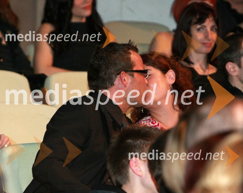 Bojan Traven, urednik oddaje Svet na Kanalu A in spremljevalka Ana IvandičViktorji 2008, dogajanje na odru in v dvorani