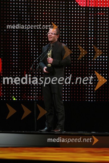 Bojan Traven, urednik oddaje Svet na Kanalu AViktorji 2008, dogajanje na odru in v dvorani