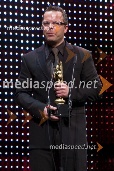 Bojan Traven, urednik oddaje Svet na Kanalu AViktorji 2008, dogajanje na odru in v dvorani