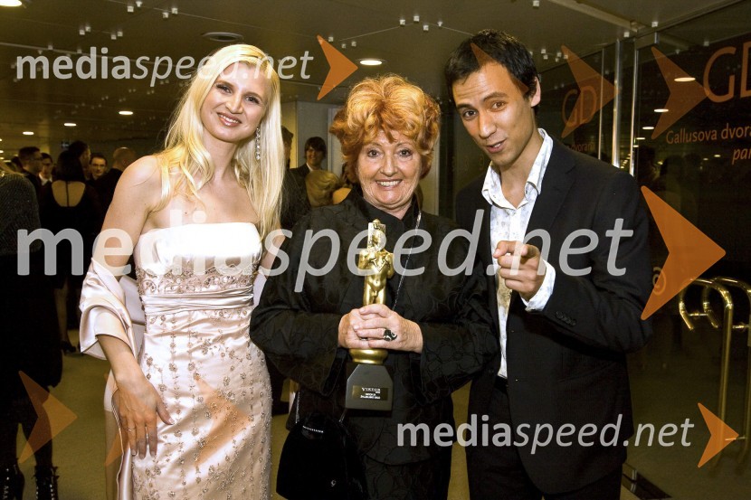 Ana Bešter, voditeljica oddaje Razgibanica, Bernarda Jeklin, nekdanja urednica revije Jana in dobitnica Viktorja za življenjsko delo in Akira Hasegawa, voditelj oddaje RazgibanicaViktorji 2008, druženje pred dvorano