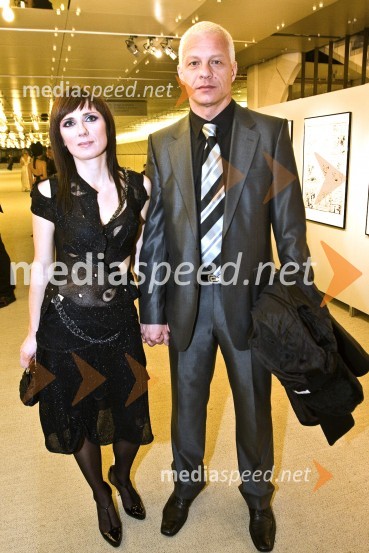 Tjaša Slokar, novinarka Pop TV in Drago Kos, predsednik protikorupcijske komisije in nogometni sodnikViktorji 2008, druženje pred dvorano