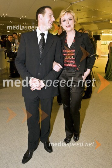 Edi Pucer in Darja Zgonc, voditelja oddaje 24 ur na POP TV-juViktorji 2008, druženje pred dvorano