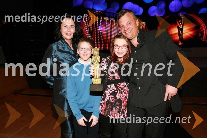 Urška Hlebec, Nik Perme, Maša Remškar in Valter Dragan, igralci v nanizanki AnicaViktorji 2008, dogajanje na odru in v dvorani