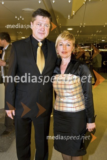 Mitja Ferenc, član skupine Prifarski muzikantje in Rosvita Pesek, novinarka TV SlovenijaViktorji 2008, druženje pred dvorano