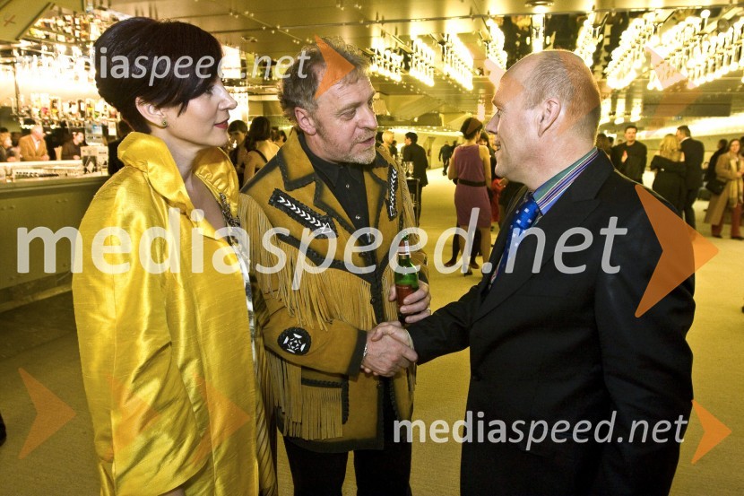 Milan Pečovnik - Pidži, glasbenik in Marijan Jurenec, generalni direktor Pro Plus s soprogoViktorji 2008, druženje pred dvorano