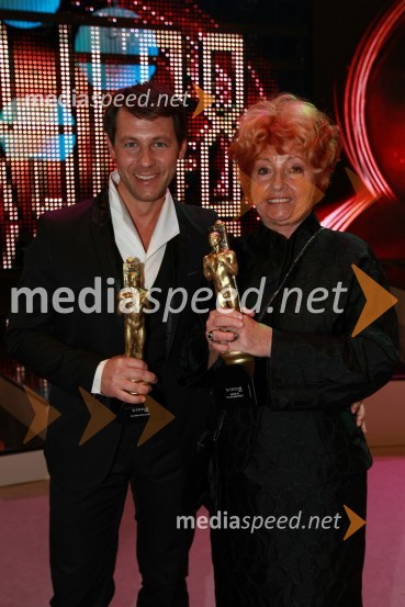 Marko Vozelj, pevec ter Bernarda Jeklin, nekdanja urednica revije Jana in dobitnica Viktorja za življenjsko deloViktorji 2008, dogajanje na odru in v dvorani