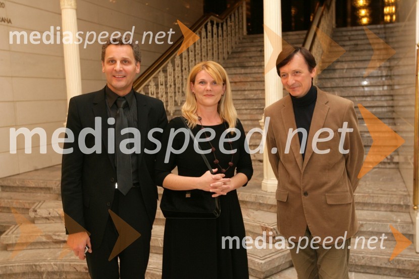 Vili Ravnjak, umetniški vodja Drame SNG Maribor, Karmina Šilec, zborovodkinja, in Danilo Rošker, direktor SNG MariborVeter v vejah borov, premiera no-iger v SNG Maribor