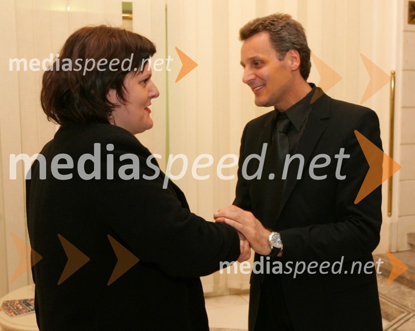 Uršula Cetinski, direktorica Slovenskega mladinskega gledališča, in Danilo Rošker, direktor SNG MariborVeter v vejah borov, premiera no-iger v SNG Maribor