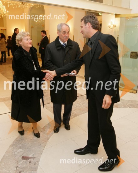 Rudolf Moge, predsednik Sveta SNG Maribor, in njegova soproga Alojzija Moge-Čas, odvetnica, ter Danilo Rošker, direktor SNG MariborVeter v vejah borov, premiera no-iger v SNG Maribor