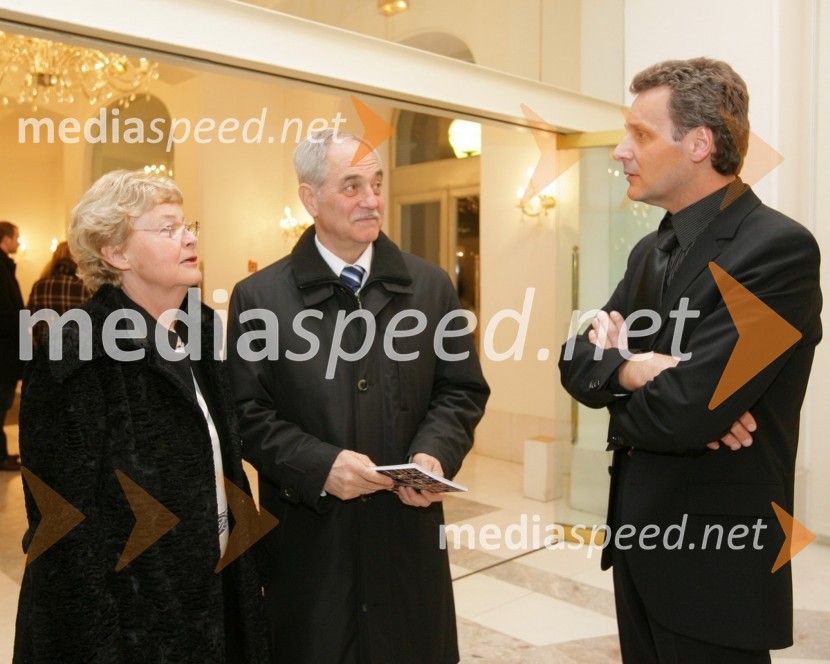 Rudolf Moge, predsednik Sveta SNG Maribor, in njegova soproga Alojzija Moge-Čas, odvetnica, ter Danilo Rošker, direktor SNG MariborVeter v vejah borov, premiera no-iger v SNG Maribor