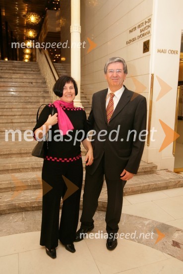 Avgust Heričko, mestni svetnik MOM, s soprogoVeter v vejah borov, premiera no-iger v SNG Maribor