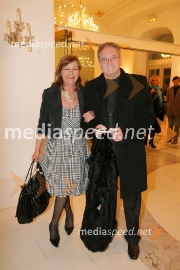 Ivo Ban, ravnatelj SNG Drama Ljubljana, in njegova žena AnaVeter v vejah borov, premiera no-iger v SNG Maribor