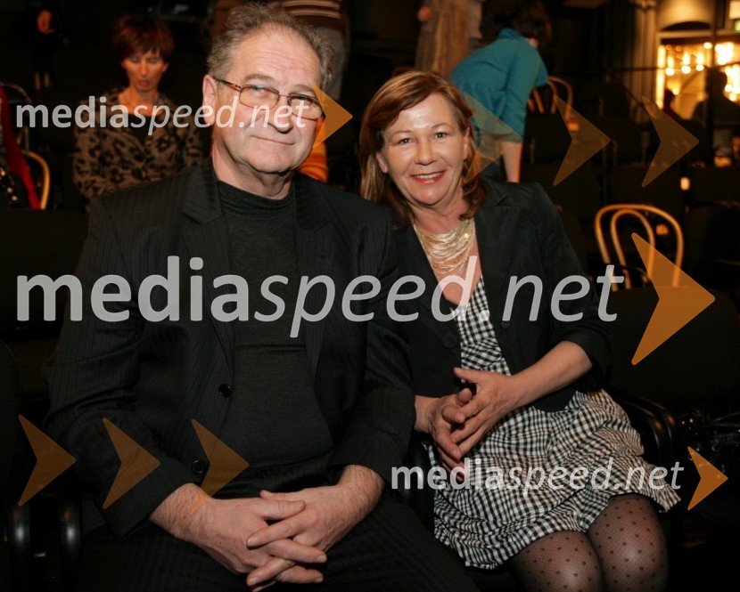 Ivo Ban, ravnatelj SNG Drama Ljubljana, in njegova žena AnaVeter v vejah borov, premiera no-iger v SNG Maribor