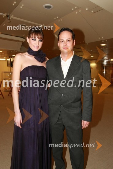 Nataša Pinoza, miss Universe Slovenije 2006 in njen fant Mario MurnViktorji 2008, druženje pred dvorano