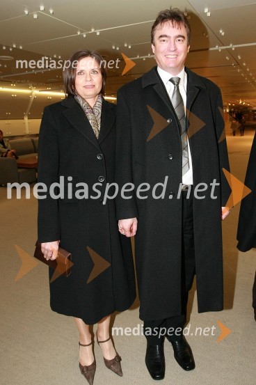 Dr. Milan Zver, nekdanji minister za šolstvo in šport s spremljevalko Andrejo ValičViktorji 2008, druženje pred dvorano