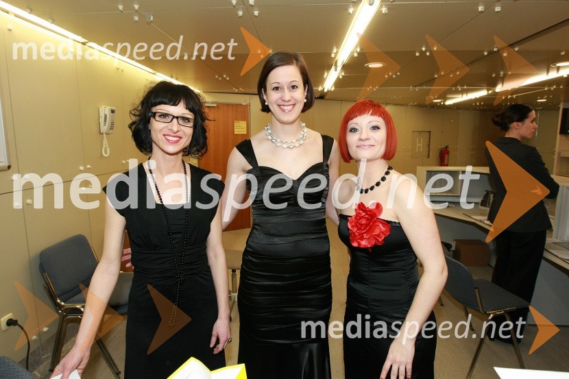 Irena Kolenc, Sabina Kranjec, in Zala Fras, služba za odnose z javnostmi Delo Revije, d. d.Viktorji 2008, druženje pred dvorano