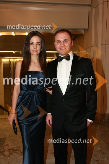 Matej Raščan, direktor in lastnik podjetja Rašica Point d.o.o. in podjetja Delo revije, d.d. ter njegova zaročenka Marija Pandrc, izvršna direktorica RašiceViktorji 2008, druženje pred dvorano