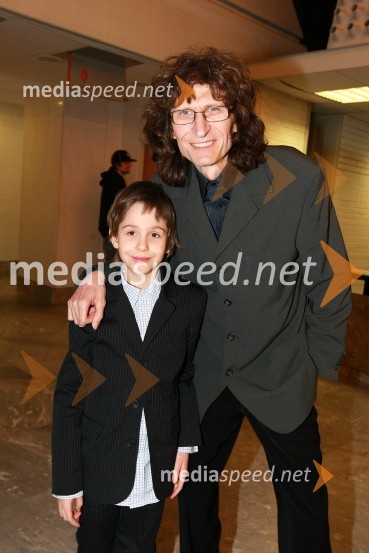 Adi Smolar, glasbenik s sinomViktorji 2008, druženje pred dvorano