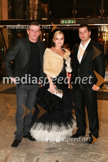 Stane Cencelj, direktor Radia Hit, Špela Močnik, moderatorka jutranjega programa Radia Hit in Gregor Trebušak, urednik novic Radia Hit in voditelj oddaje Svet na Kanalu AViktorji 2008, druženje pred dvorano