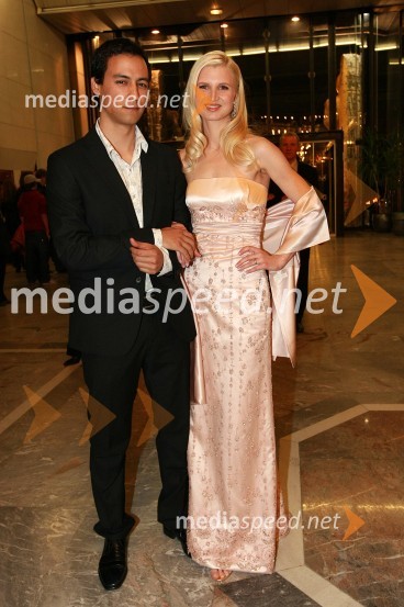 Akira Hasegawa in Ana Bešter, voditelja oddaje RazgibanicaViktorji 2008, druženje pred dvorano