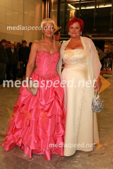 Karin, vedeževalka, nominirana za Viktorja za televizijsko osebnost in ...Viktorji 2008, druženje pred dvorano