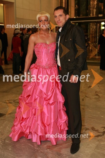 Karin, vedeževalka, nominirana za Viktorja za televizijsko osebnost in ...Viktorji 2008, druženje pred dvorano