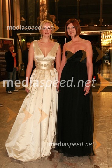 Anja Tomažin, TV voditeljica in Maja Štamol Droljc, modna oblikovalkaViktorji 2008, druženje pred dvorano