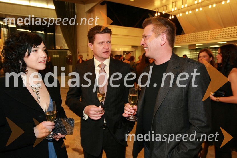 Polona Požgan, voditeljica jutranjega programa Radia Center, Marko Kolbl, lastnik Radia Center in Stane Cencelj, direktor Radia HitViktorji 2008, druženje pred dvorano