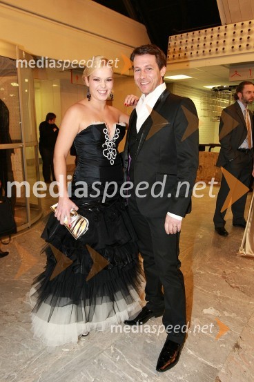 Špela Močnik, moderatorka jutranjega programa Radia Hit in Marko Vozelj, pevecViktorji 2008, druženje pred dvorano