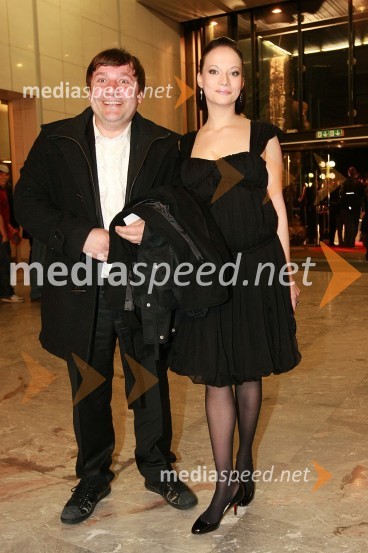 Bojan Emeršič, igralec in njegova življenjska sopotnica Viktorija Bencik, igralka in voditeljica oddaje Enajsta šolaViktorji 2008, druženje pred dvorano