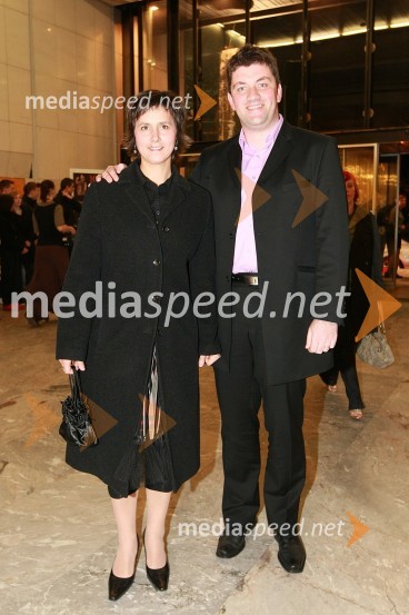 Jure Sešek, moderator Radia Ognjišče in njegova soproga UršaViktorji 2008, druženje pred dvorano