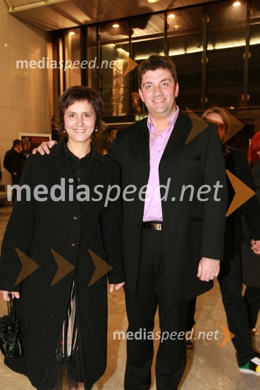Jure Sešek, moderator Radia Ognjišče in njegova soproga UršaViktorji 2008, druženje pred dvorano