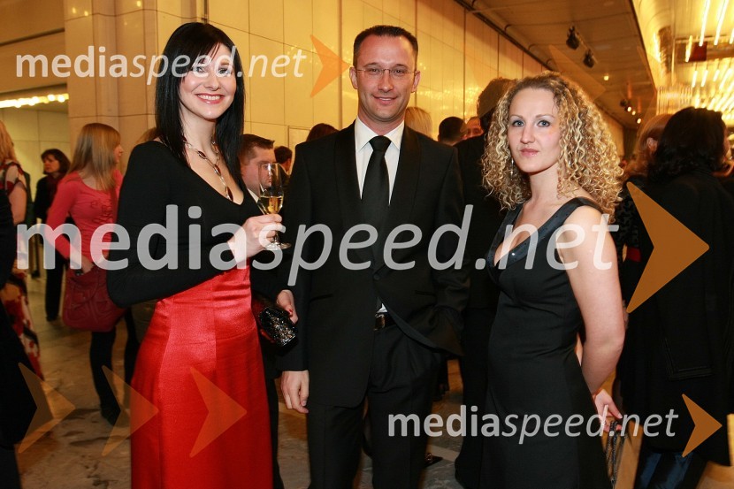 Darko Horvat, direktor programa Audi pri Porsche Slovenija d.o.o. s spremljevalko in Dunja Turk, novinarka revije Stop ter urednica časnika FinanceViktorji 2008, druženje pred dvorano