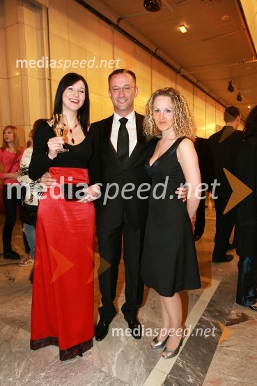 Darko Horvat, direktor programa Audi pri Porsche Slovenija d.o.o. s spremljevalko in Dunja Turk, novinarka revije Stop ter urednica časnika FinanceViktorji 2008, druženje pred dvorano