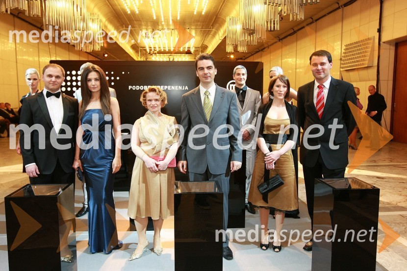 Matej Raščan, direktor in lastnik podjetja Rašica Point d.o.o. in podjetja Delo revije, d.d., njegova zaročenka Marija Pandrc, izvršna direktorica Rašice, Danilo Tomšič, direktor področja prodaja in marketing v podjetju Mobitel in soproga Andreja Šuštaršič Tomšič, Barbara Podlogar, vodja svetovalcev za ključne stranke, Mobitel d.d. in Sebastjan Vagaja, direktor prodaje, Mobitel d.d.Viktorji 2008, druženje pred dvorano