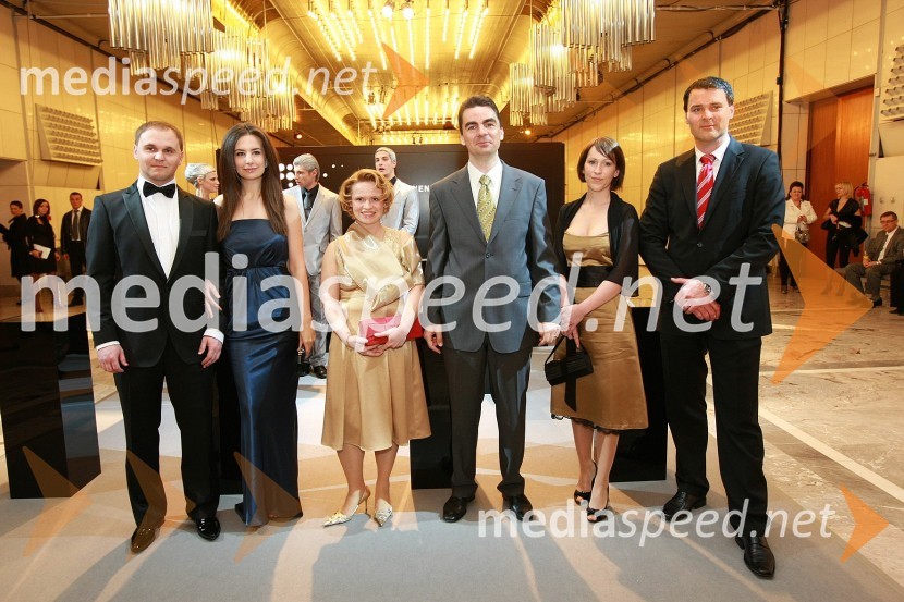 Matej Raščan, direktor in lastnik podjetja Rašica Point d.o.o. in podjetja Delo revije, d.d., njegova zaročenka Marija Pandrc, izvršna direktorica Rašice, Danilo Tomšič, direktor področja prodaja in marketing v podjetju Mobitel in soproga Andreja Šuštaršič Tomšič, Barbara Podlogar, vodja svetovalcev za ključne stranke, Mobitel d.d. in Sebastjan Vagaja, direktor prodaje, Mobitel d.d.Viktorji 2008, druženje pred dvorano