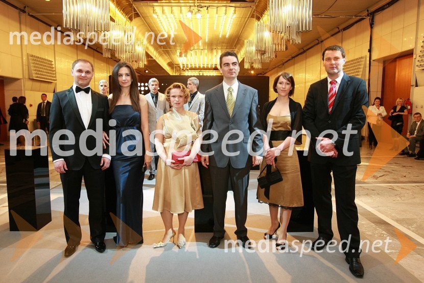 Matej Raščan, direktor in lastnik podjetja Rašica Point d.o.o. in podjetja Delo revije, d.d., njegova zaročenka Marija Pandrc, izvršna direktorica Rašice, Danilo Tomšič, direktor področja prodaja in marketing v podjetju Mobitel in soproga Andreja Šuštaršič Tomšič, Barbara Podlogar, vodja svetovalcev za ključne stranke, Mobitel d.d. in Sebastjan Vagaja, direktor prodaje, Mobitel d.d.Viktorji 2008, druženje pred dvorano