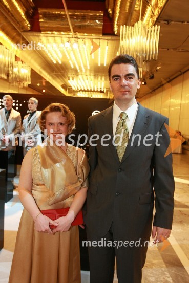 Danilo Tomšič, direktor področja prodaja in marketing v podjetju Mobitel in soproga Andreja Šuštaršič Tomšič
Viktorji 2008, druženje pred dvorano