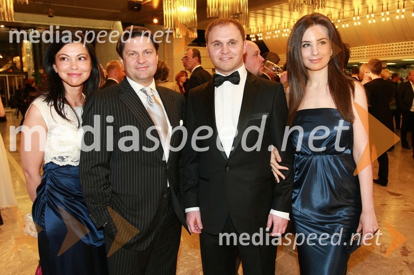 Leo Ivanjko, lastnik družbe Vinag in spremljevalka Klementina Ihanec ter Matej Raščan, direktor in lastnik podjetja Rašica Point d.o.o. in podjetja Delo revije, d.d. in zaročenka Marija Pandrc, izvršna direktorica RašiceViktorji 2008, druženje pred dvorano