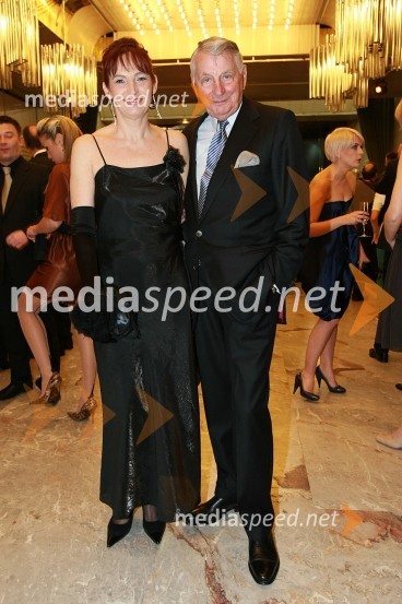 Demeter Bitenc, igralec in njegova spremljevalka Majda PintarViktorji 2008, druženje pred dvorano