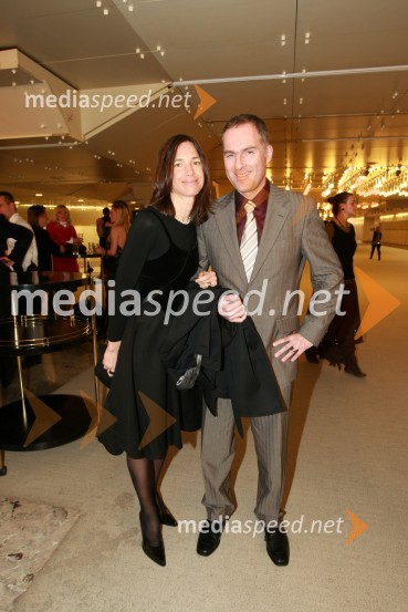 Igor E. Bergant, urednik športa na RTV Slovenija s soprogoViktorji 2008, druženje pred dvorano