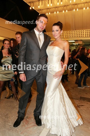 Iris Mulej, Miss Slovenije 2006 in njen fant Črt Slavec, fotografViktorji 2008, druženje pred dvorano