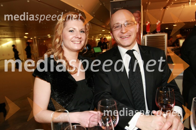 Gregor Jeza, vodja uprave Hit Šentilj in punca KatjaViktorji 2008, druženje pred dvorano