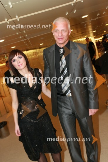 Tjaša Slokar, novinarka Pop TV in Drago Kos, predsednik protikorupcijske komisije in nogometni sodnikViktorji 2008, druženje pred dvorano